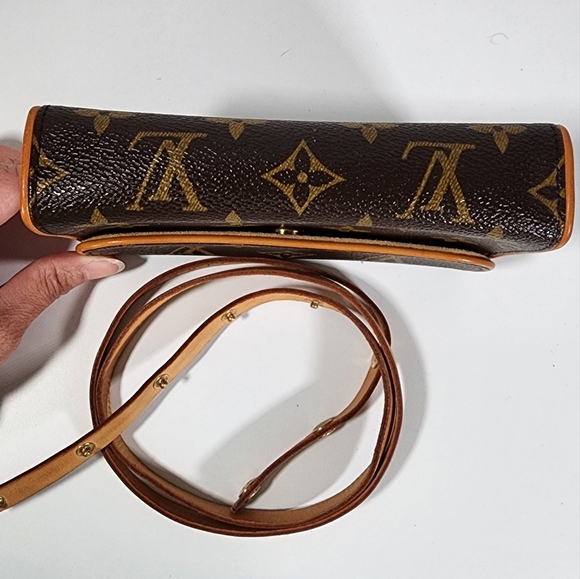 Louis Vuitton Florentine Belt bag (pm) Belt can fit up to 32" waist. Adjustable - Picture 6 of 15